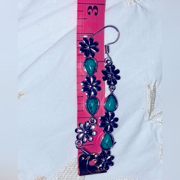 NWT Silver Flowers w/Turquoise Dangling Earrings- About 2.5” Long- Cute w/Jeans - Picture 15 of 16